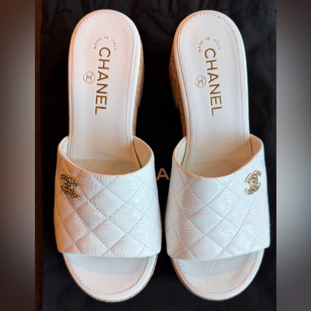 🤍Chanel🤍25C Patent Leather and Cork Heeled Sandals - Picture 2 of 8